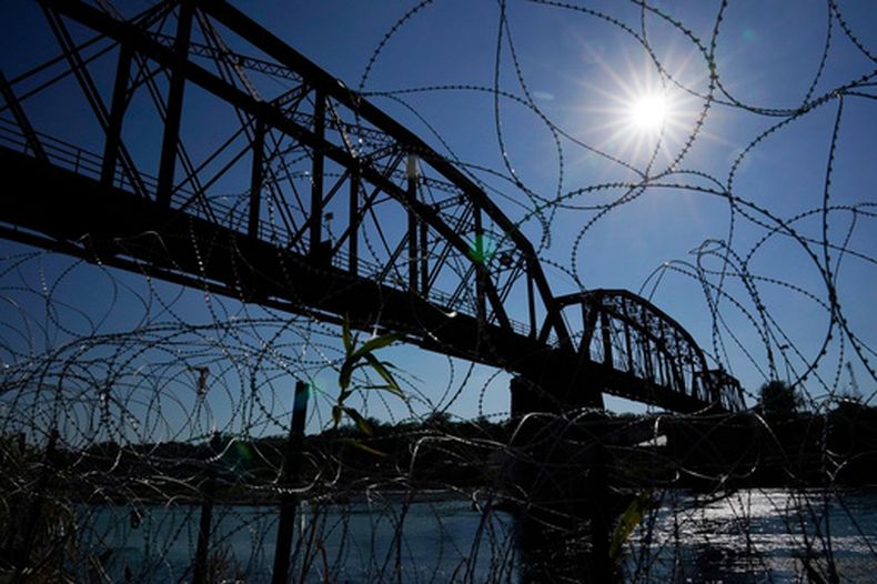 El puente Union Pacific International Railroad Bridge en Eagle Pass, Texas, el 22 de septiembre del 2023. (AP foto/Eric Gay)