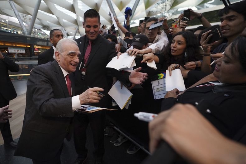 El director y productor Martin Scorsese firma autógrafos en la alfombra roja de su película Killers of the Flower Moon, en la Ciudad de México, el 11 de octubre de 2023. (Foto AP /Marco Ugarte)