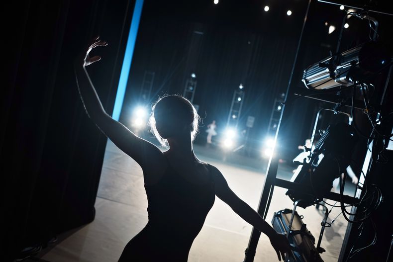 REP-ESP UCRANIA-GUERRA-BALLET EN PARÍS