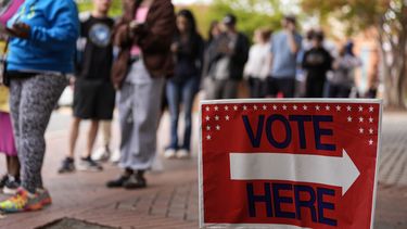 Gente en fila en el último día de voto anticipado el sábado 2 de noviembre de 2024 en Charlotte, Carolina del Norte. (AP Foto/Mike Stewart)