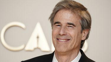 Walter Salles, ganador del Oscar a mejor película internacional por “Ainda Estou Aquí” de Brasil, posa en la sala de prensa de los Oscar el domingo 2 de marzo de 2025, en el Teatro Dolby de Los Ángeles. (Foto Jordan Strauss/Invision/AP)