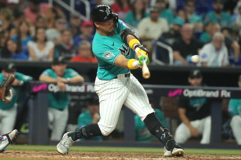 El dominicano Heriberto Hernández, de los Marlins de Miami, conecta un sencillo al jardín central durante la quinta entrada de un partido de béisbol contra los Cachorros de Chicago, el domingo 6 de septiembre de 2026, en Miami. (Foto AP/Marta Lavandier)