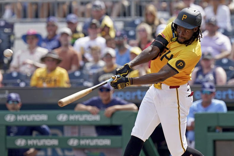 El dominicano Oneil Cruz, de los Piratas de Pittsburgh, batea un jonrón ante los Rays de Tampa Bay, el sábado 22 de junio de 2024 (AP foto/Matt Freed)