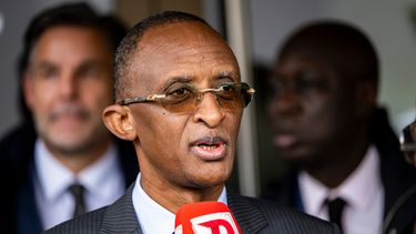 Abdoulaye Sow, secretario general de la Federación de Fútbol de Senegal, habla con los periodistas al salir del Tribunal de Arbitraje Deportivo, tras la audiencia contra la Confederación Africana de Fútbol y la Real Federación de Marruecos el jueves 8 de octubre del 2026. (Jean-Christophe Bott/Keystone via AP)