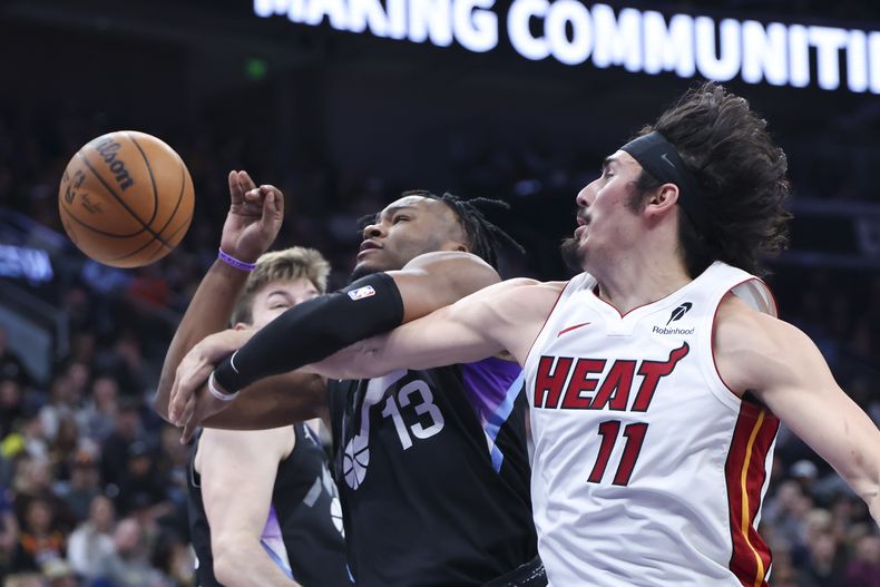 El mexicano Jaime Jáquez Jr., del Heat de Miami, disputa un balón con Isaiah Collier, del Jazz de Utah, el jueves 9 de enero de 2025 (AP Foto/Rob Gray)