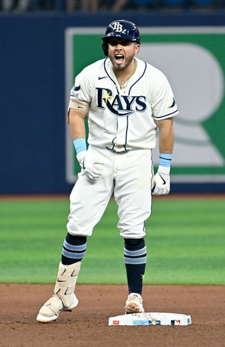Jonathan Aranda, de los Rays de Tampa Bay, celebra después de batear un doble productor durante la quinta entrada del juego de béisbol de Grandes Ligas contra los Yankees de Nueva York, el miércoles 8 de julio de 2026, en San Petersburgo, Florida. (AP Foto/Jason Behnken)