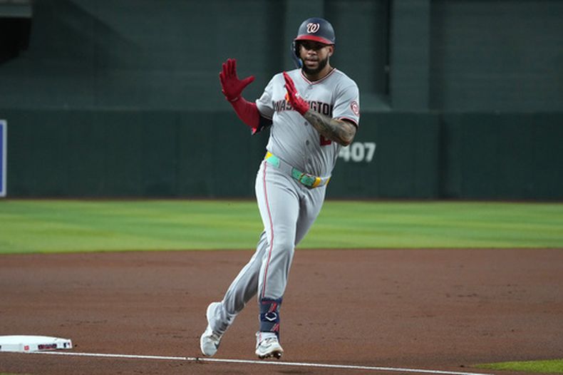 Luis García Jr., de los Nacionales de Washington, festeja luego de conseguir un jonrón de dos carreras ante los Diamondbacks de ARizona, el viernes 5 de junio de 2026 (AP Foto/Rick Scuteri)