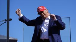El candidato presidencial republicano y expresidente Donald Trump baila durante un acto de campaña en el Aeropuerto Internacional de Wilmington, el sábado 21 de septiembre de 2024, en Wilmington, Carolina del Norte. (AP Foto/Alex Brandon)