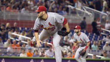 Lynn ayuda a que Cardenales completen barrida sobre Marlins