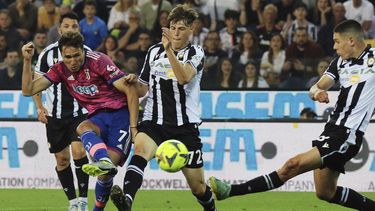 En foto del 4 de junio del 2023, Federico Chiesa de la Juventus anota un gol en el encuentro de la Serie A ante el Udinese. El martes 6 de junio del 2023, la Juve tiene intención de abandonar el proyecto de la Super Liga. (Andrea Bressanutti/LaPresse via AP)