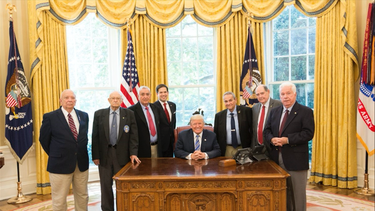 donald trump recibe en la casa blanca a veteranos de bahia de cochinos