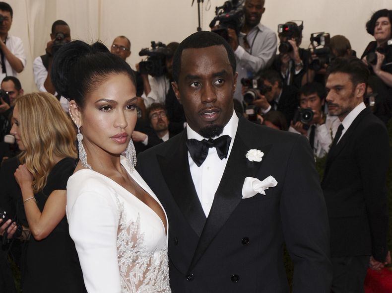 ARCHIVO - Cassie Ventura, a la izquierda, y Sean Diddy Combs aparecen en la gala benéfica del Instituto del Vestido del Museo Metropolitano de Arte que celebra China: a través del espejo en Nueva York el 4 de mayo de 2015. (Foto Charles Sykes/Invision/AP, archivo)