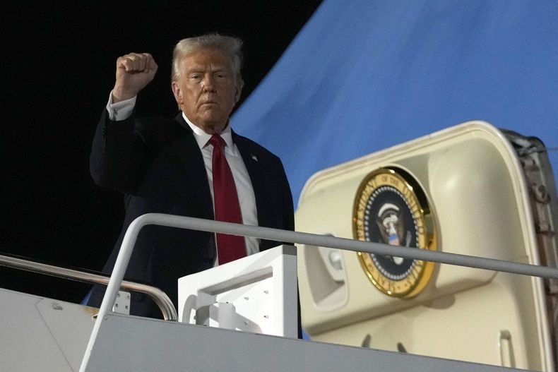 El presidente estadounidense Donald Trump se sube al Air Force One en la Base Aérea de Nueva Orleans, el 9 de febrero del 2025. (AP foto/Ben Curtis)