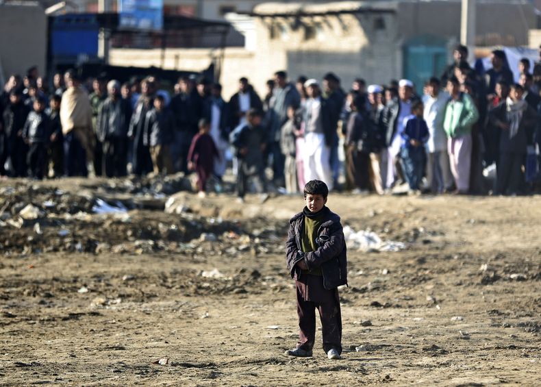 Un ni&ntilde;o mira el lugar de un atentado suicida cerca de un convoy de la OTAN en Kabul, Afganist&aacute;n, el lunes 10 de febrero del 2014. (Foto AP/Massoud Hossaini)