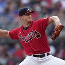 El abridor de los Bravos de Atlanta Michael Soroka trabaja la primera entrada del encuentro ante los Marlins de Miami el viernes 30 de junio del 2023. (AP Foto/John Bazemore)