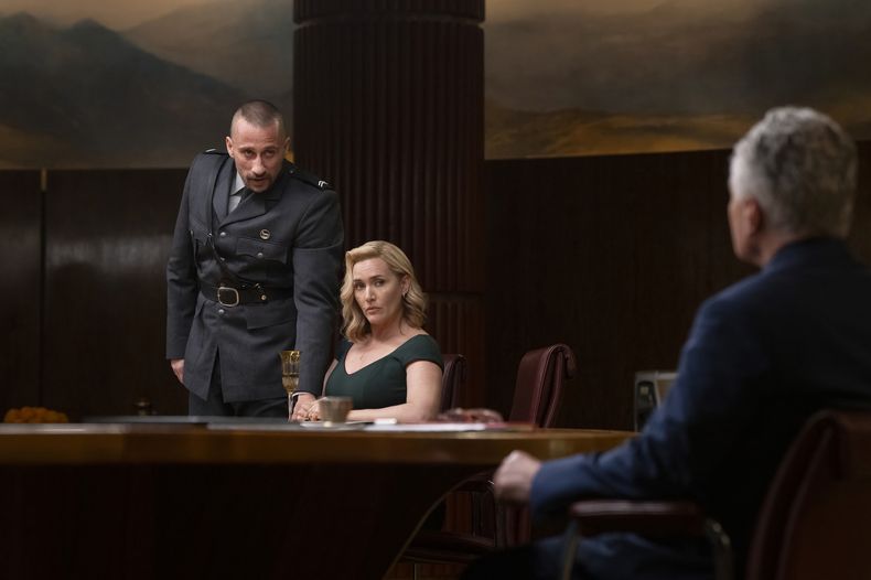 En esta imagen proporcionada por HBO, Kate Winslet, centro, y Matthias Schoenaerts en una escena de The Regime. (HBO vía AP)