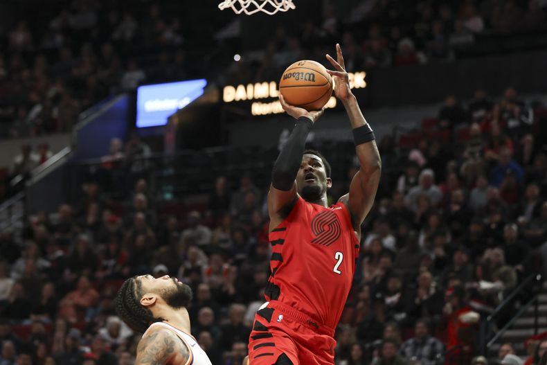 El pívot de los Trail Blazers de Portland Deandre Ayton lanza el balón al lado del pívot de los Suns de Phoenix Nick Richards en el encuentro del lunes 3 de febrero del 2025. (AP Foto/Amanda Loman)