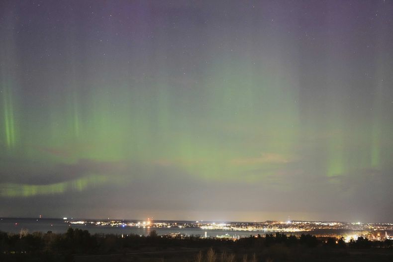 ARCHIVO - Una aurora boreal es vista en el cielo sobre Tallin, Estonia, el 2 de abril de 2025. (AP Foto/Sergei Grits, Archivo)