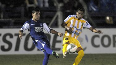 americateve | Emilio Zeballos (izquierda), del Defensor Sporting de Uruguay, marca a Pablo Escobar, de The Strongest de Bolivia, durante un encuentro de la Copa Libertadores disputado el martes 29 de abril de 2014 en Montevideo (AP Foto/Matilde Campodonico)