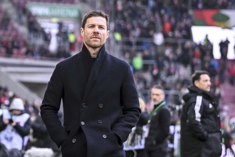 El técnico del Bayer Leverkusen Xabi Alonso antes del encuentro ante el Augsbug en la Bundesliga el sábado 13 de enero del 2024. (Harry Langer/dpa via AP)