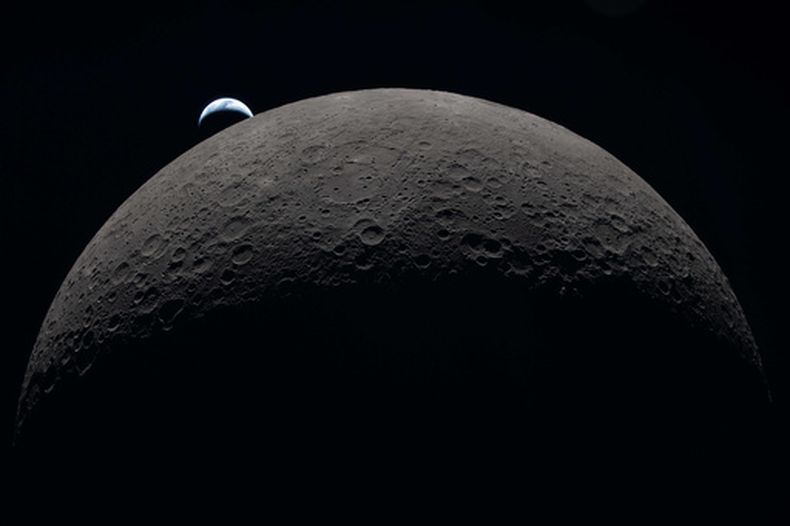 En esta imagen proporcionada por la NASA, la tripulación del Artemis II capturó esta vista mientras la Tierra se pone detrás de la Luna durante un sobrevuelo lunar, el lunes 6 de abril de 2026. (Foto, NASA vía AP)