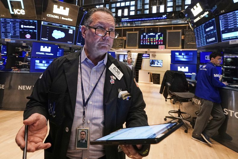 El corredor de bolsa Edward Curran trabaja en el piso de remates de la Bolsa de Valores de Nueva York el jueves 29 de mayo de 2025. (AP Foto/Richard Drew)