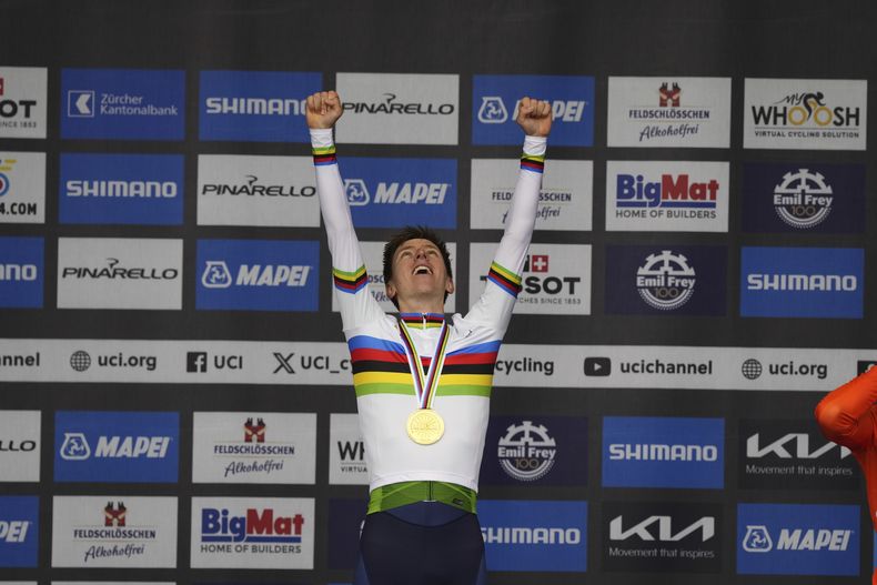 El esloveno Tadej Pogačar luciendo el jersey arcoíris reacciona luego de conquistar la Carrera Élite Masculina de Ruta del Campeonato Mundial de Ciclismo y Para-Ciclismo en Zúrich, Suiza, el domingo 29 de septiembre de 2024. (AP Foto/Peter Dejong)