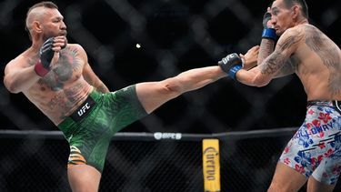 Conor McGregor, izquierda, intenta conectar una patada a Max Holloway en su combate de peso welter en la función de artes marciales mixtas UFC 329, el sábado 11 de julio de 2026, en Las Vegas. (AP Foto/John Locher)