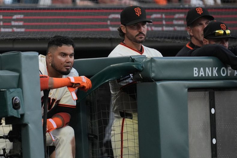Luis Arráez (izquierda) y el mánager Tony Vitello (medio) de los Gigantes de Nueva York durante un juego contra los Yankees de Nueva York, el miércoles 25 de marzo de 2026. (AP Foto/Jeff Chiu)