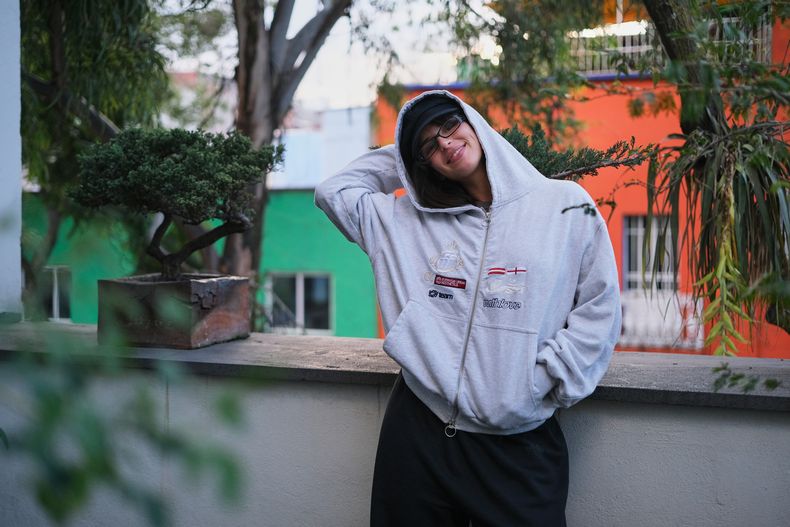 La cantante hispano-argentina Nathy Peluso posa para una foto después de una entrevista en Ciudad de México, el miércoles 22 de octubre de 2025. (Foto AP/Claudia Rosel)