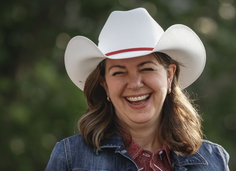 La premier de Alberta, Danielle Smith, con un sombrero vaquero durante el desfile Calgary Stampede, el viernes 7 de julio de 2023, en Calgary. (Jeff McIntosh /The Canadian Press vía AP, Archivo)