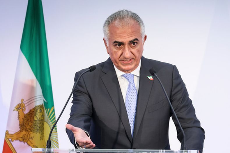 ARCHIVO - Reza Pahlavi, hijo del derrocado sha de Irán Mohammad Reza Pahlavi, habla durante una conferencia de prensa el 23 de junio de 2025 en París. (Foto AP/Thomas Padilla, archivo)