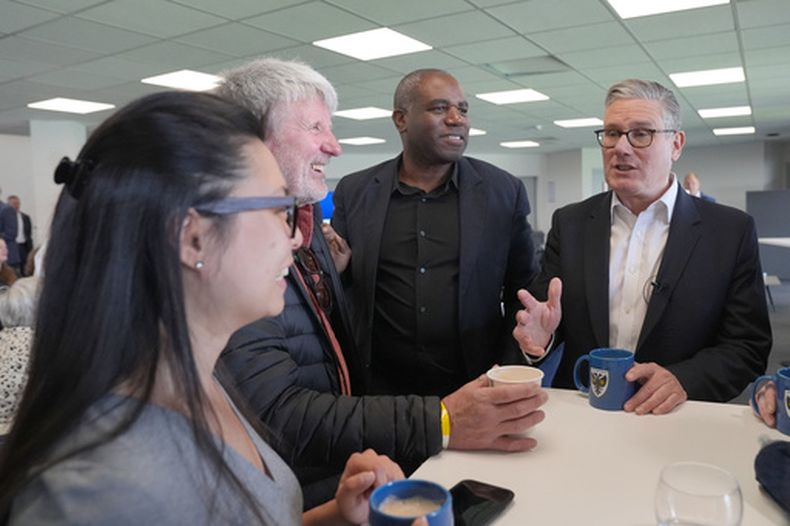 El primer ministro británico Sir Keir Starmer y el secretario de Exteriores David Lammy se reúnen con miembros del Partido Laborista en una visita al AFC Wimbledon en el sur de Londres, el sábado 9 de mayo de 2026 (Maja Smiejkowska/PA vía AP)