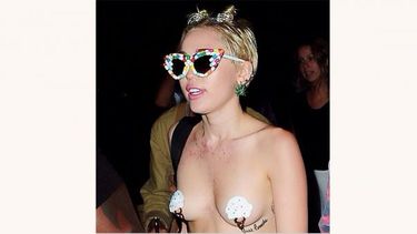 americateve | La cantante acudió a una fiesta en Nueva York en "topless"