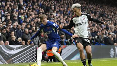 Cole Palmer del Chelsea pelea por el balón con Antonee Robinson del Fulham en el encuentro de la Liga Premier en Stamford Bridge el sábado 13 de enero del 2024. (AP Foto/Frank Augstein)