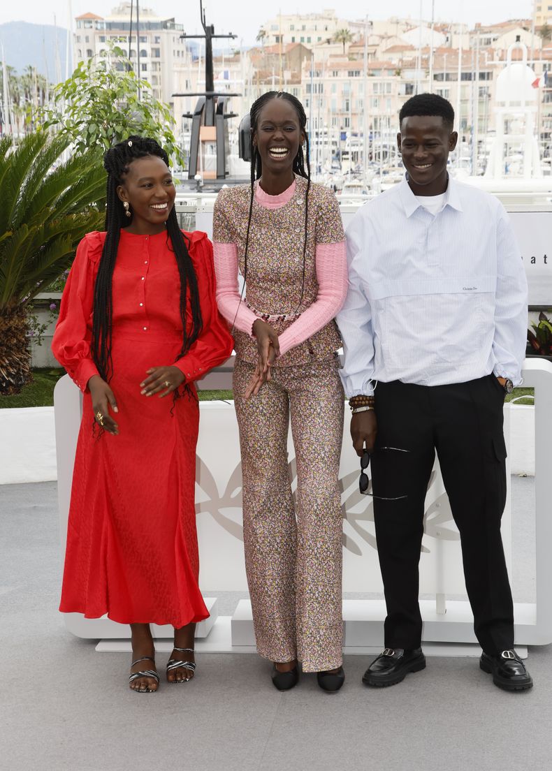 Khady Mane, de izquierda a derecha, la directora Ramata-Toulaye Sy y Mamadou Diallo posan en la sesión de la película Banel e Adama en la 76a edición del festival internacional de cine de Cannes, en el sur de Francia, el domingo 21 de mayo de 2023. (Photo by Joel C Ryan/Invision/AP)