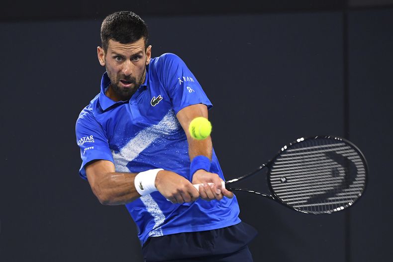 El serbio Novak Djokovic juega un tiro durante su partido de segunda ronda del Brisbane International contra el australiano Rinky Hijikata en el Queensland Tennis Centre en Brisbane, el martes 31 de diciembre de 2024. (Jono Searle/AAP Image vía AP)
