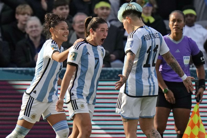 Romina Núñez (centro) festeja tras anotar el tanto del empate por Argentina ante Sudáfrica en el Mundial, el viernes 28 de julio de 2023, en Dunedin, Nueva Zelanda (AP Foto/Alessandra Tarantino)