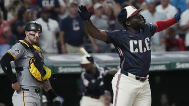 Jhonkensy Noel, derecha, de los Guardianes de Cleveland, celebra frente al receptor de los Piratas de Pittsburgh Yasmani Grandal, después de batear jonrón en la quinta entrada del juego de béisbol del viernes 30 de agosto de 2024, en Cleveland. (AP Foto/Sue Ogrocki)