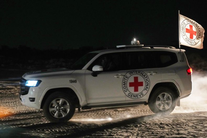 Un convoy de la Cruz Roja que traslada los restos de una persona que se cree que es un rehén fallecido, entregado por insurgentes palestinos, se dirige al cruce fronterizo con Israel, para ser devuelto a las autoridades israelíes, en Deir al-Balah, en el centro de la Franja de Gaza, el 7 de noviembre de 2025. (AP Foto/Abdel Kareem Hana)