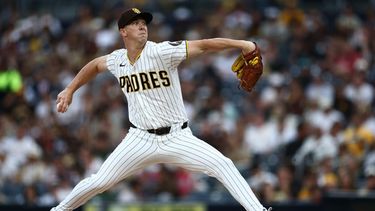 El lanzador abridor de los Padres de San Diego, Walker Buehler, enfrenta a un bateador de los Diamondbacks de Arizona durante la primera entrada de un partido de béisbol, el 26 de septiembre de 2026, en San Diego. (Foto AP/Karl Anderson)