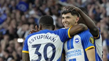 Julio Enciso, centro, de Brighton, celebra con sus compañeros de equipo después de anotar el gol del empate durante el partido de la Liga Premier entre Brighton y Hove Albion y Manchester City en el estadio AMEX, en Brighton, Inglaterra, el miércoles 24 de mayo de 2023. (AP Foto/Kirsty Wigglesworth)