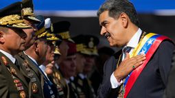 ARCHIVO - El presidente venezolano Nicolás Maduro saluda a mandos militares el día de su toma de posesión para un tercer mandato, en Caracas, Venezuela, el 10 de enero de 2025. (Foto AP/Ariana Cubillos, Archivo)