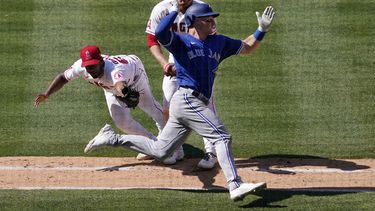 Azulejos ganan 11-10 a Angelinos: Gurriel rompe el empate