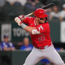 Mike Trout, bateador designado de los Angelinos de Los Ángeles, espera por un lanzamiento durante la primera entrada del juego de béisbol de Grandes Ligas contra los Rangers de Texas, el miércoles 8 de julio de 2026, en Arlington, Texas. (AP Foto/Julio Cortez)