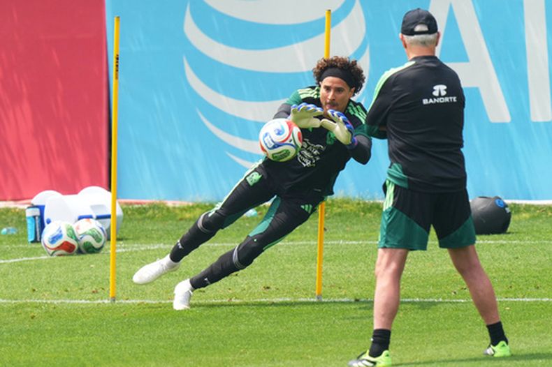 El portero de México, Guillermo Ochoa ataja una pelota junto al entrenador Javier Aguirre durante una práctica en la Ciudad de México el miércoles 13 de mayo del 2026. (AP Foto/Fernando Llano)