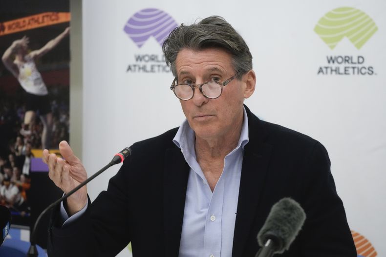 ARCHIVO - Sebastian Coe, el presidente de la federación internacional de atletismo, durante una rueda de prensa, el 30 de noviembre de 2022, en Roma. (AP Foto/Gregorio Borgia)