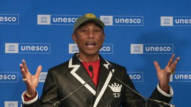 Pharrell Williams hace un gesto mientras habla después de ser nombrado Embajador de Buena Voluntad de la UNESCO para las Artes, la Educación y el Emprendimiento en la sede de la UNESCO en París, el martes 17 de diciembre de 2024. (Foto AP/Michel Euler)
