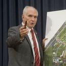 El congresista republicano Mike Kelly habla frente a un mapa durante la primera audiencia pública de un grupo de trabajo congresual bipartidista que investiga los intentos de asesinato contra el expresidente Donald Trump, en el Capitolio, en Washington, el jueves 26 de septiembre de 2024. (AP Foto/Rod Lamkey, Jr.)