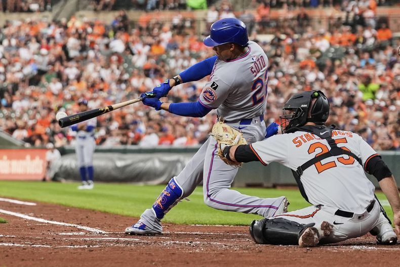 Juan Soto de los Mets de Nueva York conecta un sencillo ante los Orioles de Baltimore, el martes 8 de julio de 2025, en Baltimore. (AP Foto/Stephanie Scarbrough)
